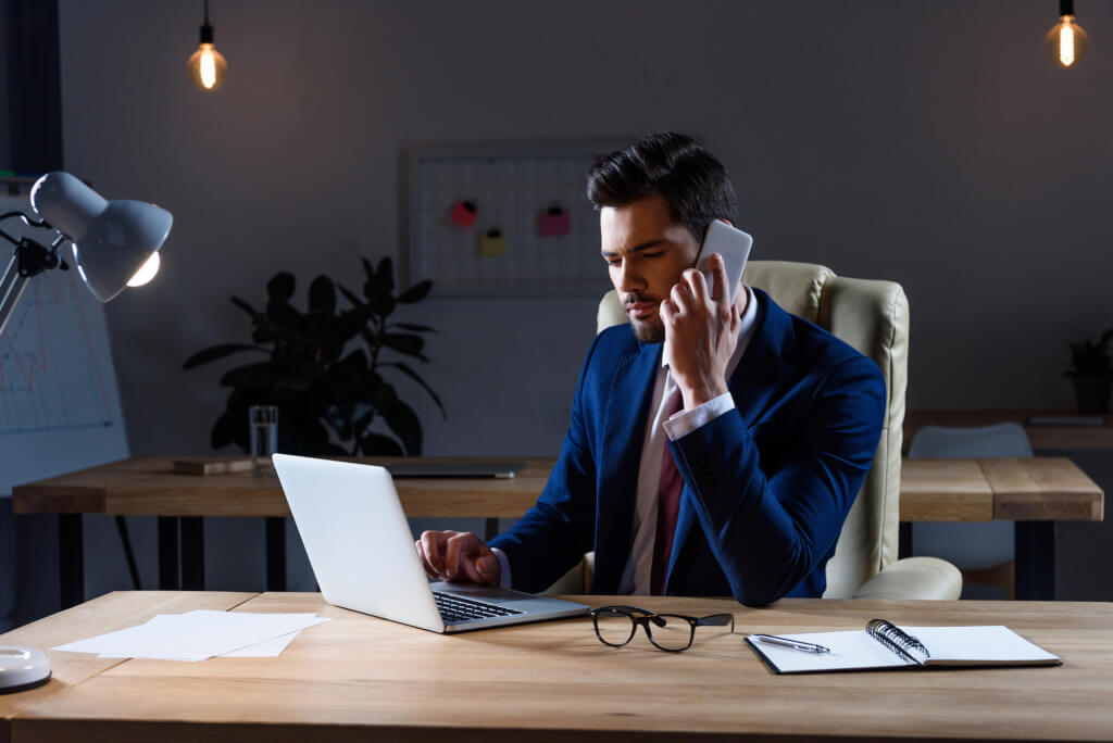 "Человек руководитель сидит за ПК с ноутбуком и пишет на клавиатуре"